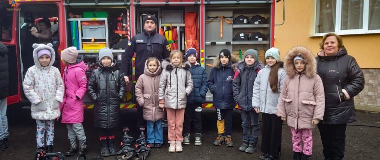 Рятувальники для учнів: на Хустщині пожежники завітали до школи (ФОТО)