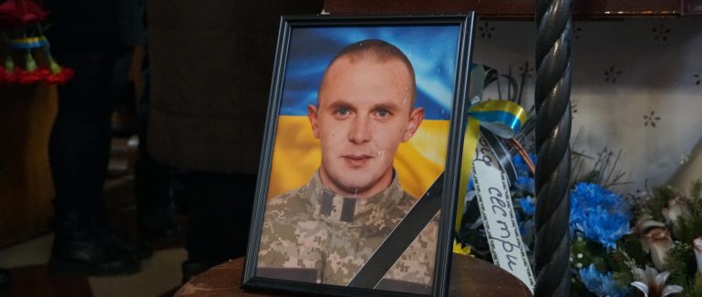 Повернувся на “щиті”: на Мукачівщині попрощалися з полеглим Героєм