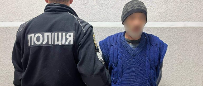 Житель Мукачівщини заліз у будинок сусідів і намагався їх обікрасти