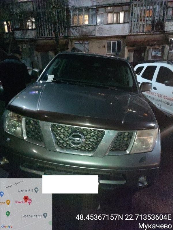 У Мукачеві ганяють та штрафують водіїв, які паркуються на зелених зонах та тротуарі