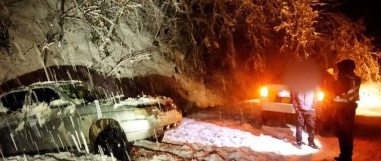 Нетверезий у кюветі: поліцейські Закарпаття виявили керманича у снігу (ФОТО)