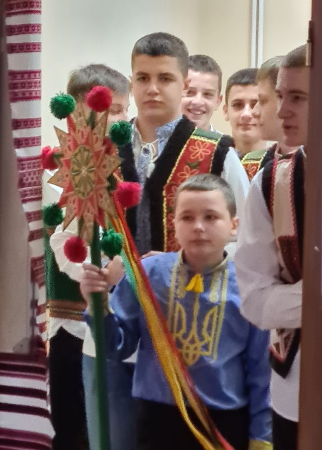 Майже 65 тисяч на ЗСУ: благодійний ярмарок у ліцеї “Ерудит” на Великоберезнянщині (ФОТО)