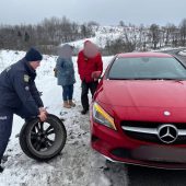 Допомога на дорозі: як патрульні Закарпаття підтримують водіїв (ФОТО)