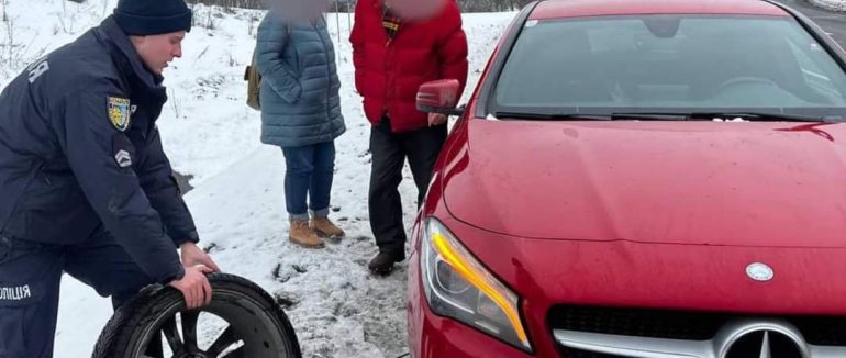 Допомога на дорозі: як патрульні Закарпаття підтримують водіїв (ФОТО)