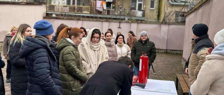 Порядок евакуації та засоби пожежогасіння: рятувальники в Закарпатському апеляційному суді (ФОТО)