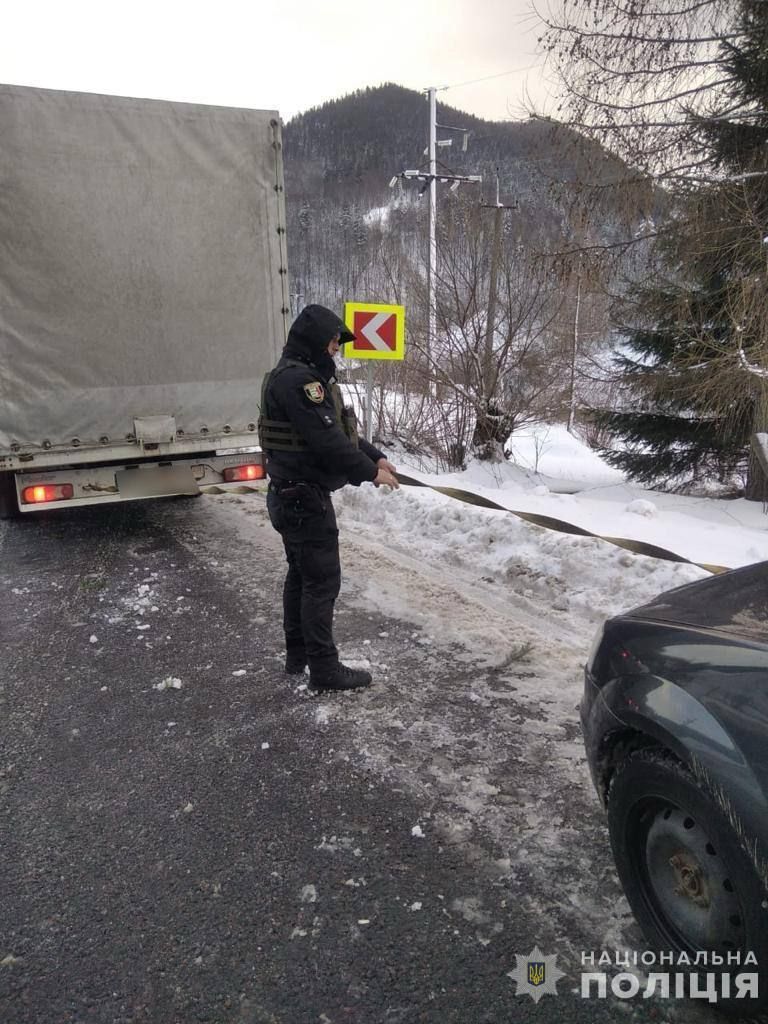 Допомога пенсіонеру: на Рахівщині поліцейські виручили дідуся