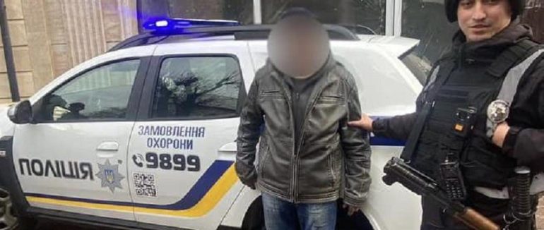На Закарпатті затримали чоловіка, який вкрав кухонні ножі