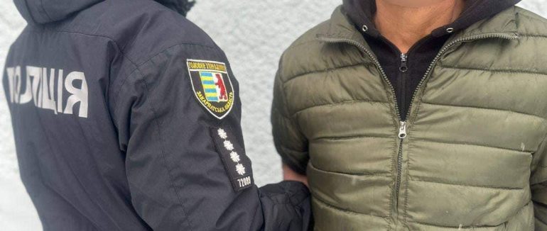 Затримали після передачі «товару»: на Рахівщині зупинили розповсюдження наркотиків