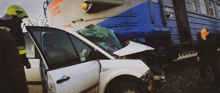 На Закарпатті потяг   «Сянки-Ужгород» розчавив легковик: загинула людина