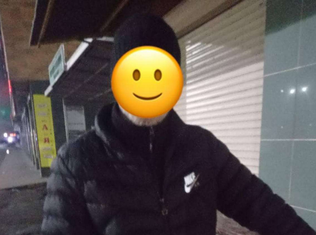 У Мукачеві поліцейські допомогли дістатись дому постраждалому на війні захиснику