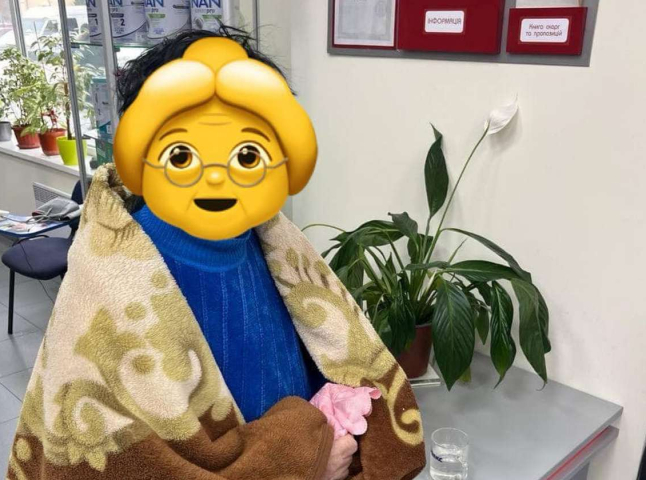 В Ужгороді патрульні допомогли дістатись дому літній жінці