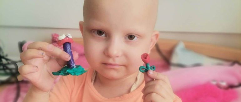 5-річна закарпатка Даніелка готується до складної операції: родина просить про підтримку