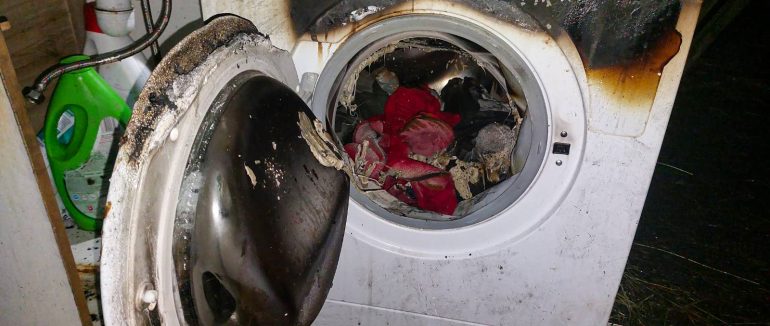 У Ясіні на Рахівщині через ввімкнену “пралку” ледь не згорів будинок