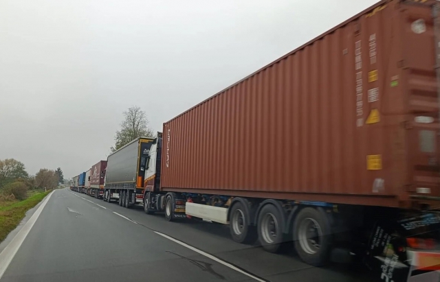 Колона вантажівок у напрямку КПП “Вишнє Нємецьке-Ужгород” становить вже 20 кілометрів