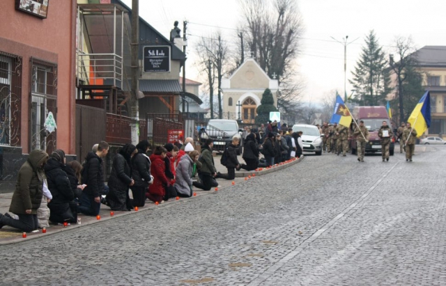 У Білках навколішки попрощалася з полеглим Героєм Іваном Попом