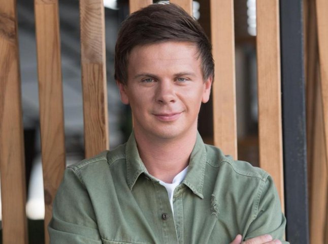 На вулицях Мукачево помітили відомого телеведучого – Дмитра Комарова