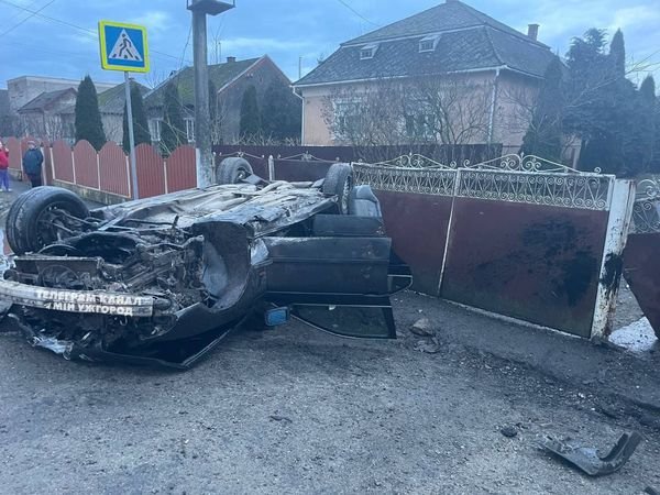 У центрі с. Сюрте автомобіль перекинувся на дах: водійка у важкому стані