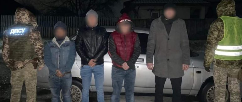 Ввечері поблизу кордону прикордонники затримали шістьох чоловіків, троє з яких переправники