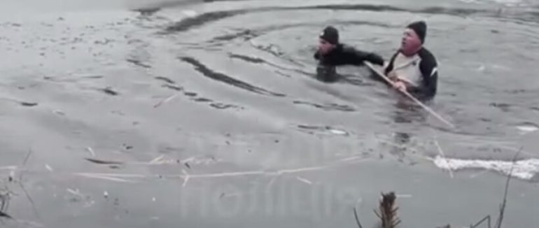 Впав у крижану воду: в Ужгороді патрульні врятували життя чоловіку (ВІДЕО)