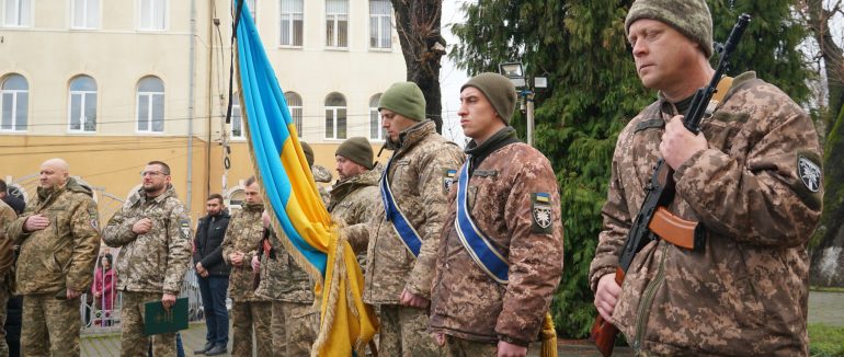 У Мукачеві сьогодні провели в останню дорогу захисника