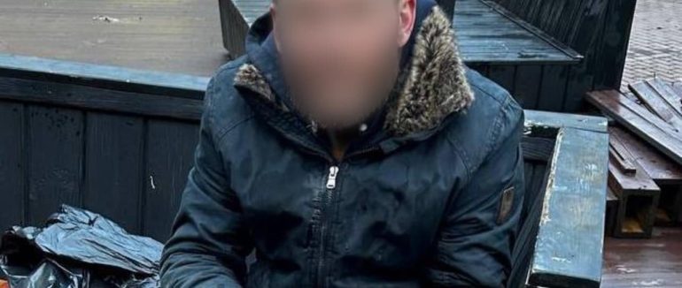 В Ужгороді на терасі одного із закладів ледь не замерз чоловік