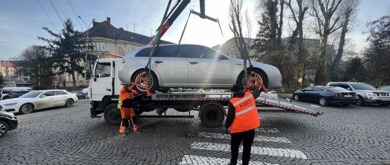 До уваги водіїв в Ужгороді: автівки припарковані з порушенням ПДР забиратиме евакуатор