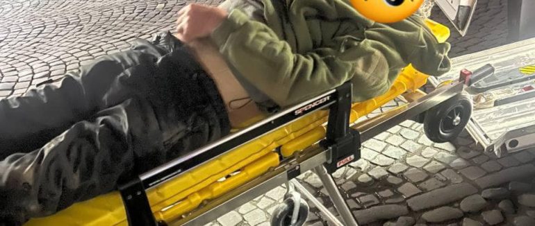 В Ужгороді ввечері допомогли чоловіку, якому стало зле на вулиці