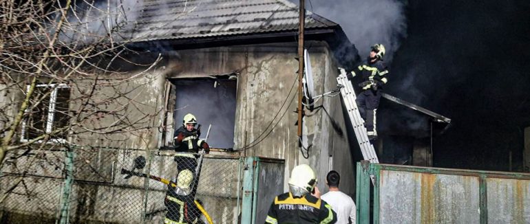 Берегівські рятувальники ліквідували пожежу в житловому будинку