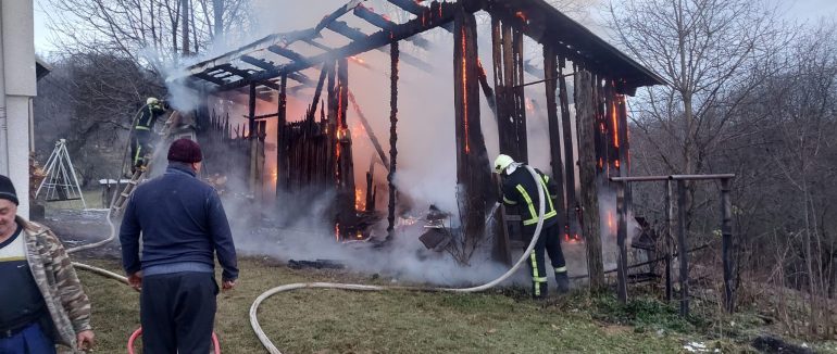 У Хустському районі рятувальники ліквідували пожежу в надвірній споруді та врятували будинок