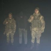 Переховувся від правоохоронців: на кордоні зі Словаччиною затримали іноземця-переправника та ще 5 чоловіків