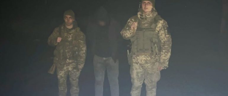 Переховувся від правоохоронців: на кордоні зі Словаччиною затримали іноземця-переправника та ще 5 чоловіків