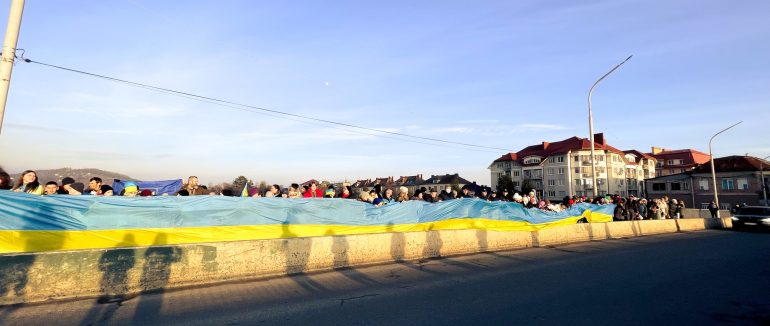 У Мукачеві утворили живий ланцюг єдності до Дня Соборності України