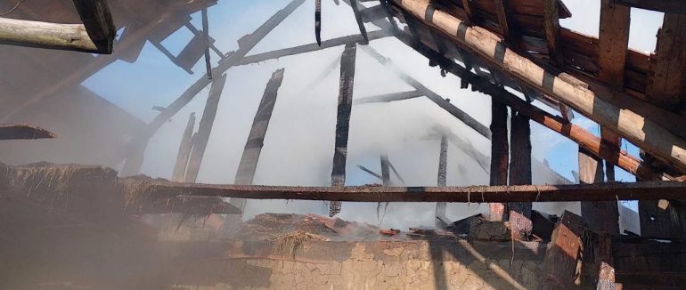 Через дитячі забавки ледь не згоріла надвірна споруда