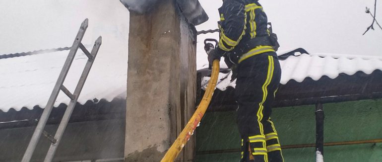 У Міжгір’ї під час пожежі рятувальники вберегли від знищення житловий будинок і котельню