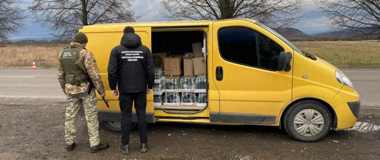 1500 пляшок алкогольних напоїв невідомого походження виявили на Закарпатті