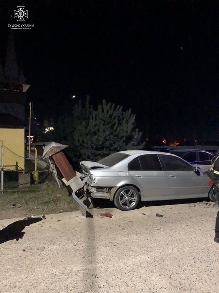 ДТП біля храму: в селі Минай легковик в’їхав у припарковане авто (ФОТО)