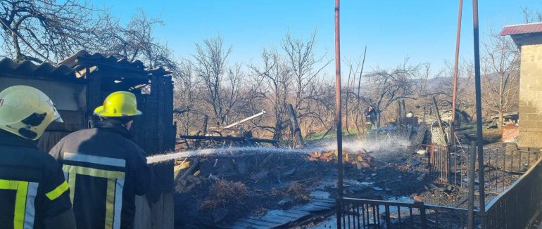 У Мукачівському районі 2 одиниці та 8 рятувальників гасили пожежу у надвірній споруді