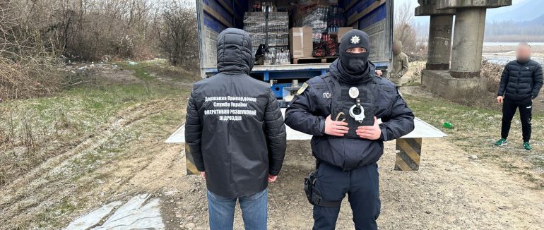 1000 пляшок алкогольних напоїв невідомого походження виявили у вантажівці на Закарпатті
