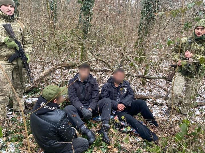 На Закарпатті біля кордону затримали 3 порушників, один з них – переправник