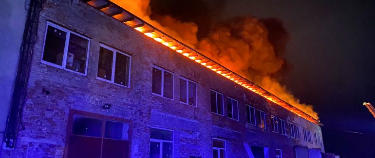 27 рятувальників і 8 одиниць гасили вночі пожежу на складі в Ужгородському районі