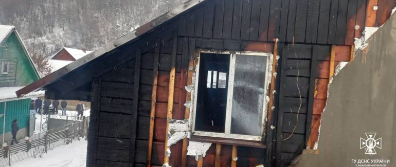 У Тячівському районі рятувальники ліквідували пожежу у дерев’яній котельні