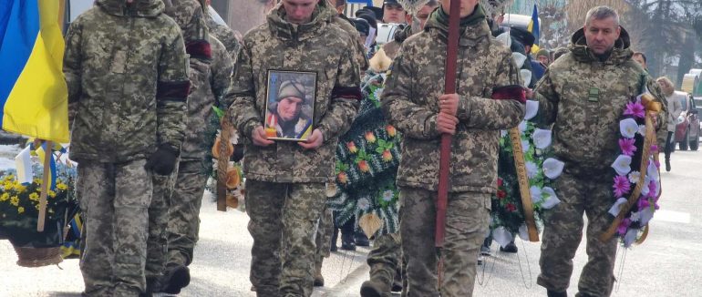 У Великоберезнянській громаді провели в останню дорогу Героя Ростислава Тараненка (ФОТО)