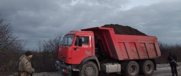 Закарпатські прикордонники викрили вантажівки з нелегальною деревиною та піщано-гравійною сумішшю