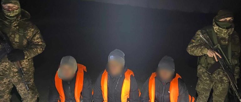 4000 доларів за човен: на Закарпатті затримали 3 “ухилянтів”