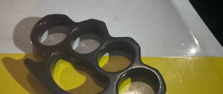 Минулої ночі мукачівські патрульні виявили кастети у 2-х чоловіків