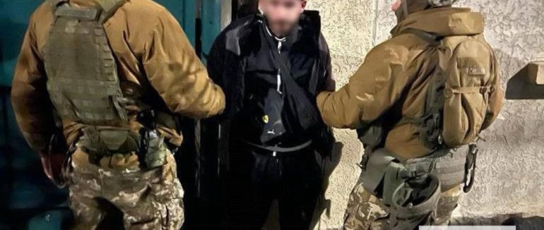 СБУ та Нацполіція затримали зловмисника, який кинув гранату на подвірʼя депутата Закарпатської облради