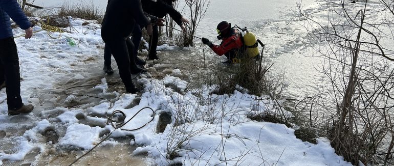 Двоє рибалок на Закарпатті провалились під кригу, один з них загинув