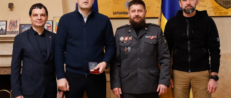 У стінах Закарпатської ОВА нагородили героя, військовослужбовця ССО Миколу Кобільника з позивним «Енейко»