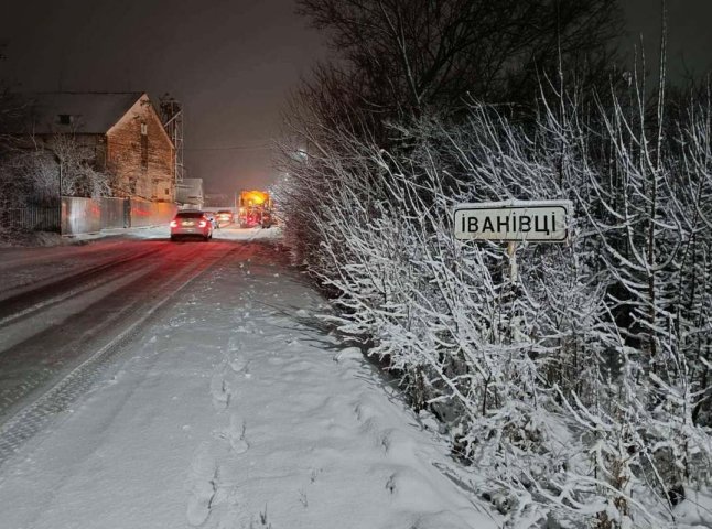 На Закарпатті розчищають дороги від снігу: де працювала техніка