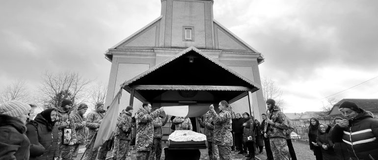 На Мукачівщині попрощалися з полеглим Героєм Тарасом Расчисом